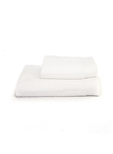 Toallas blancas de algodón limpias y enrolladas en el interior de un hotel  ia generativa