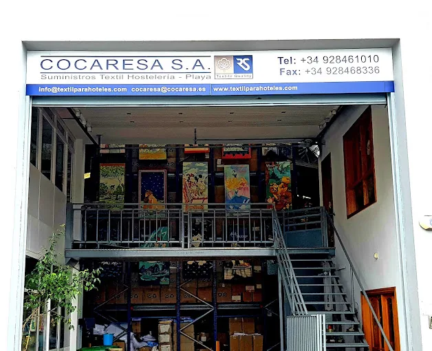 Fachada de la nave de Cocaresa S.A. en El Sebadal, con el rótulo de la empresa y el almacén a la vista